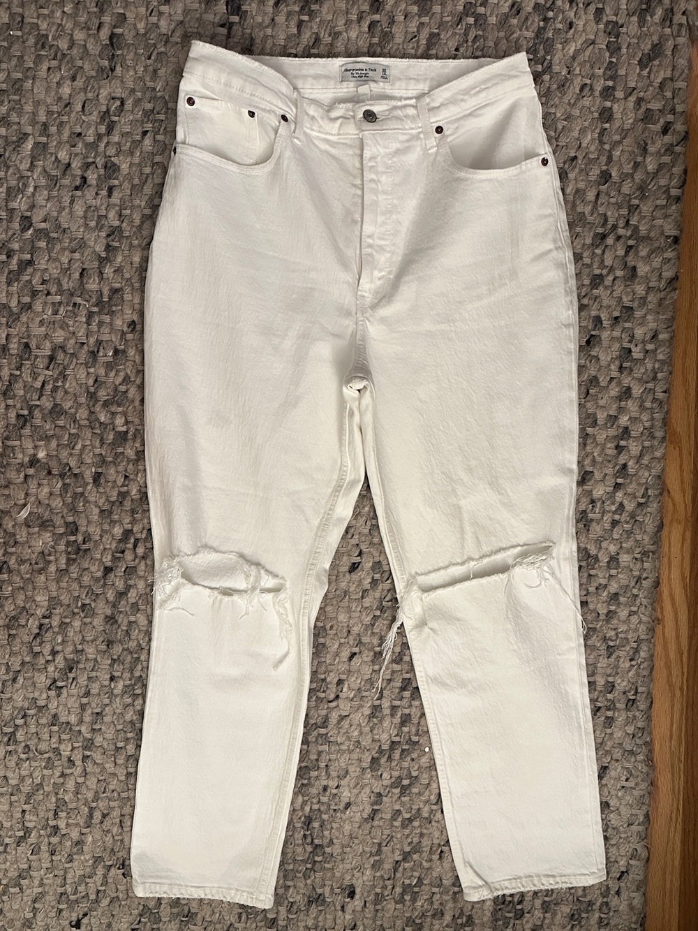 Abercrombie & Fitch the 90’s Straight Ultra High Rise jeans with Knee Rips
